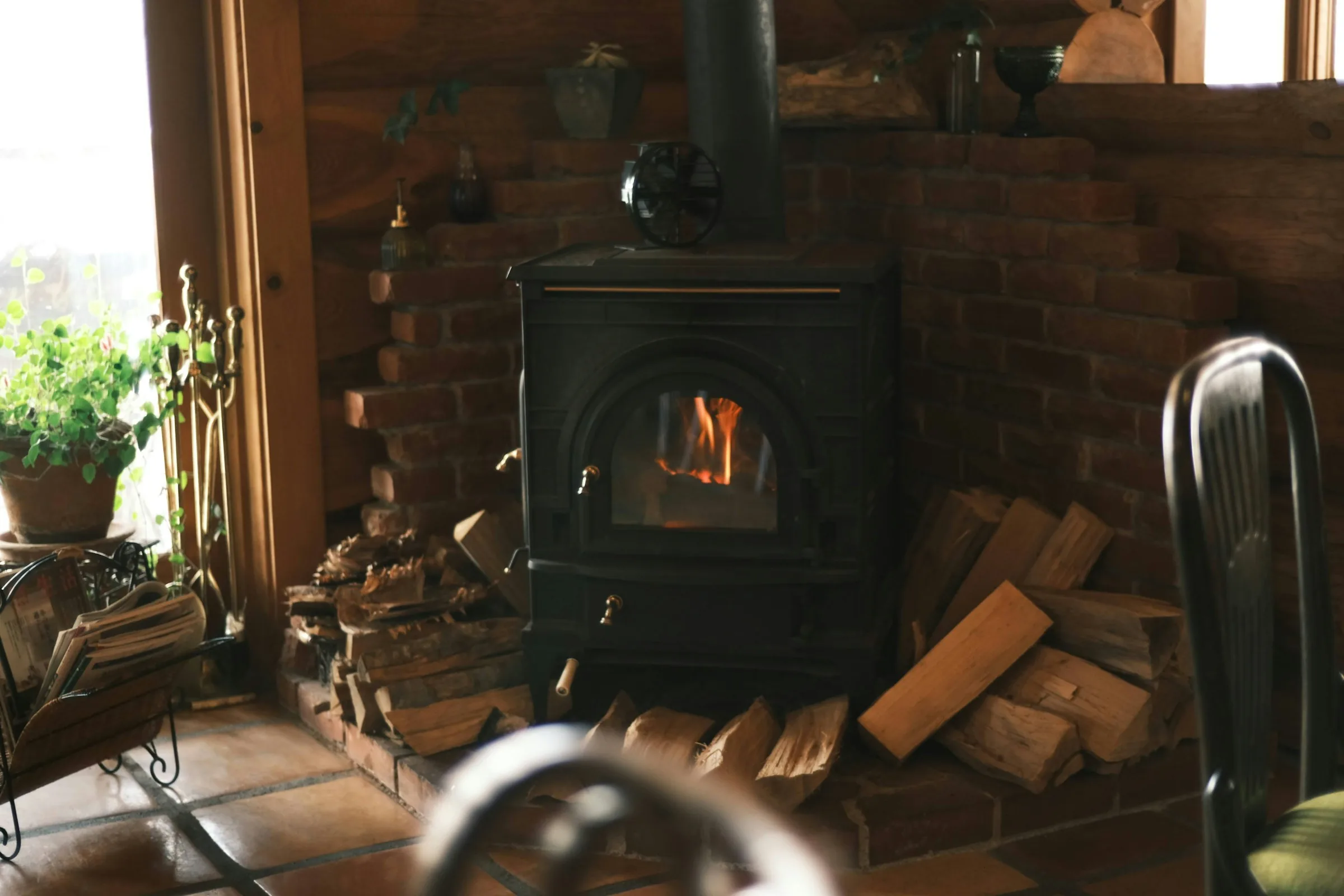 Poêle à bois allumé dans un intérieur chaleureux