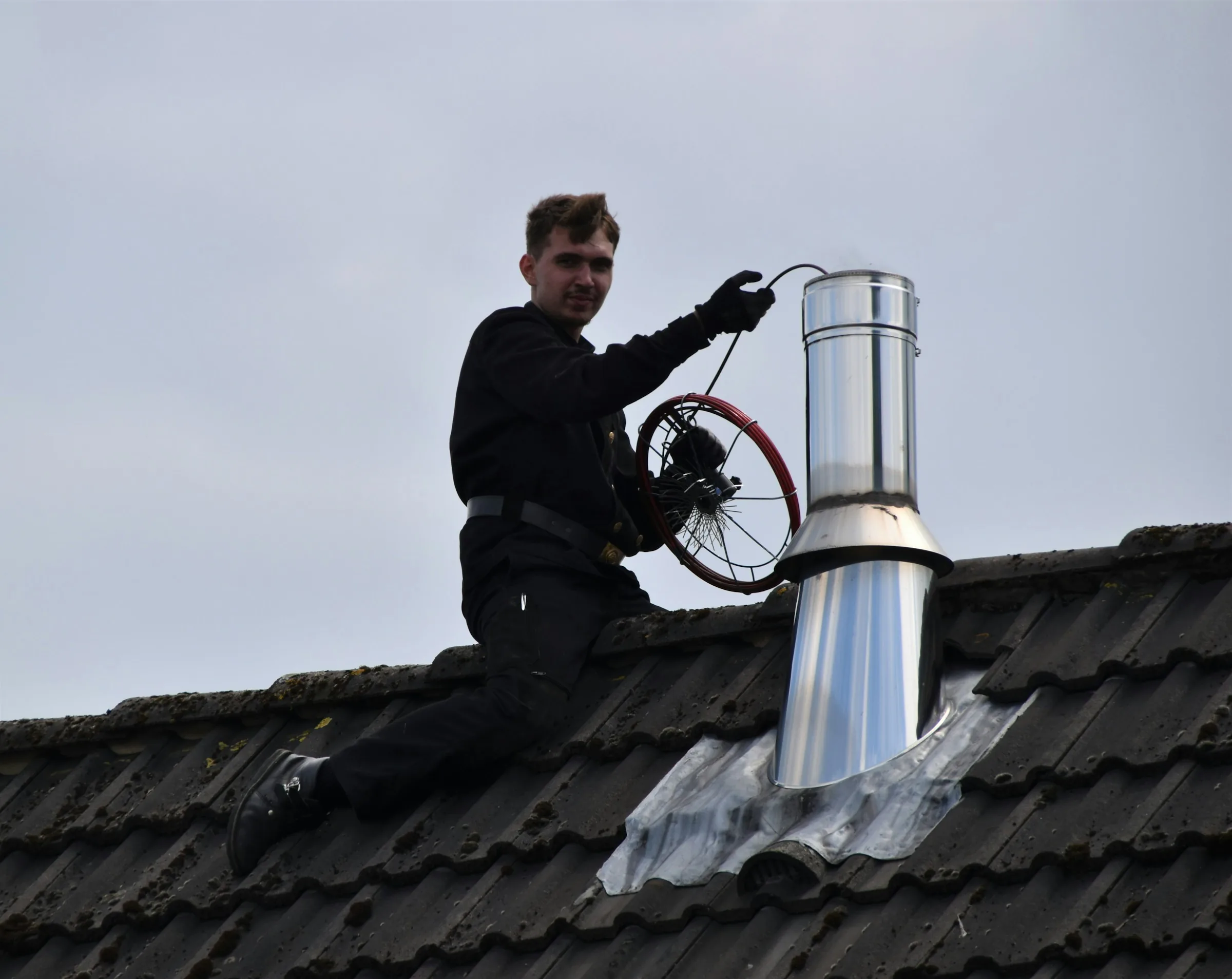 Intervention professionnelle sur un conduit en toiture